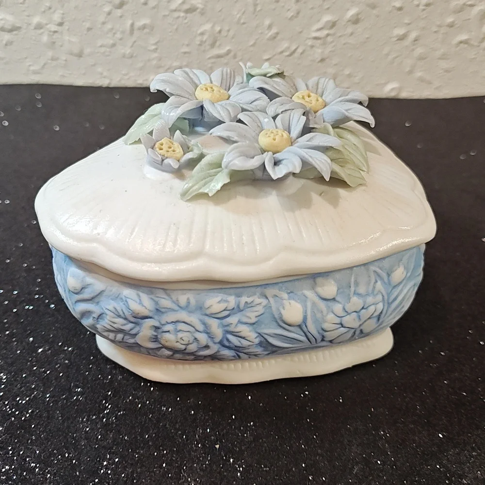 3/$20 Hermitage Pottery Daisy Heart-Shaped Jewelry/Trinket Box - Picture 6 of 6